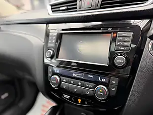 Used 2017 Nissan Qashqai Tekna Blue - Interior and Exterior details 19