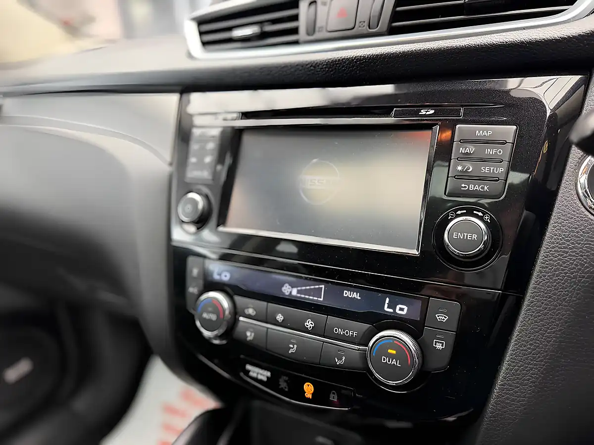 Used 2017 Nissan Qashqai Tekna Blue - Interior and Exterior details 19