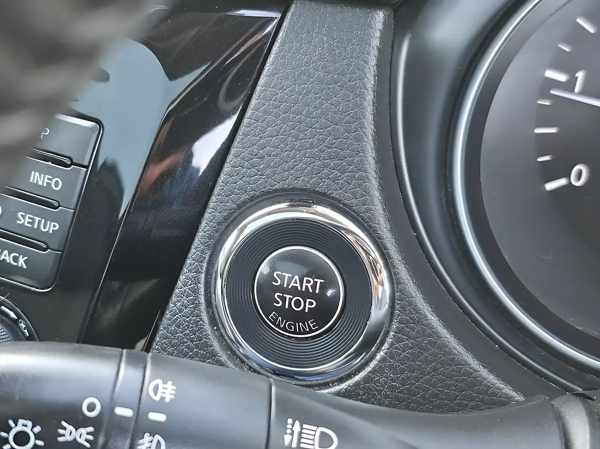Used 2017 Nissan Qashqai Tekna Blue - Interior and Exterior details 18