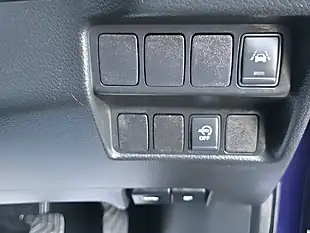 Used 2017 Nissan Qashqai Tekna Blue - Interior and Exterior details 19