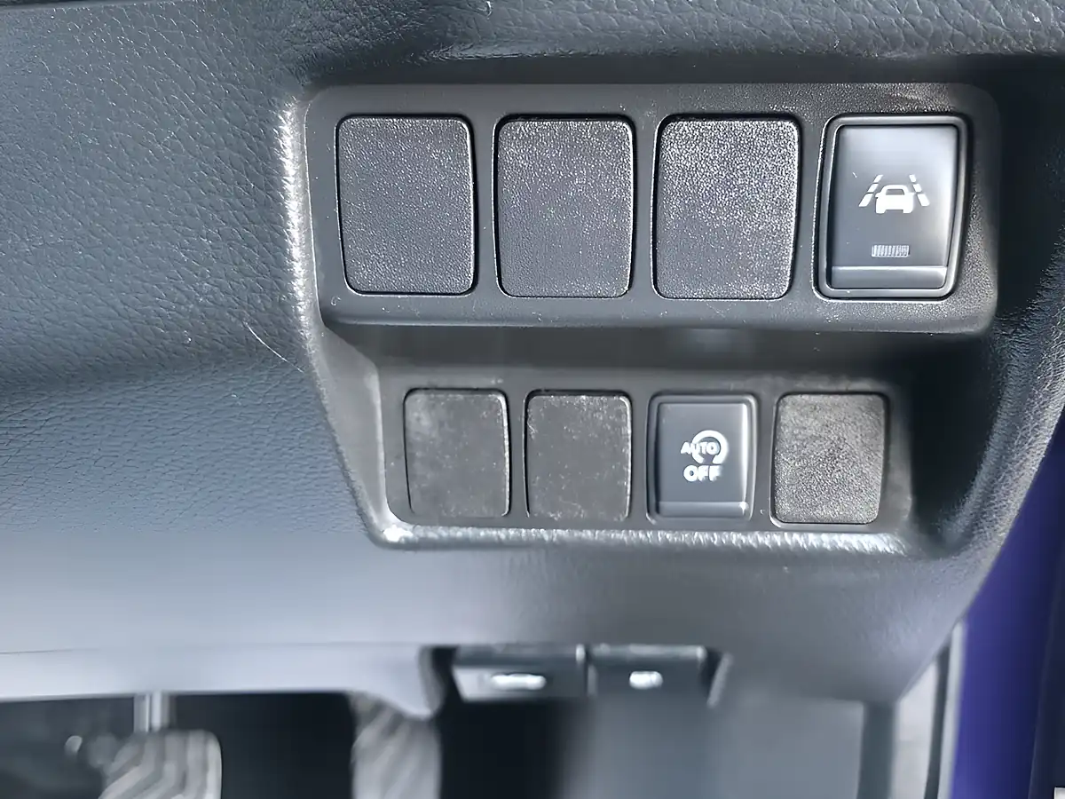 Used 2017 Nissan Qashqai Tekna Blue - Interior and Exterior details 19