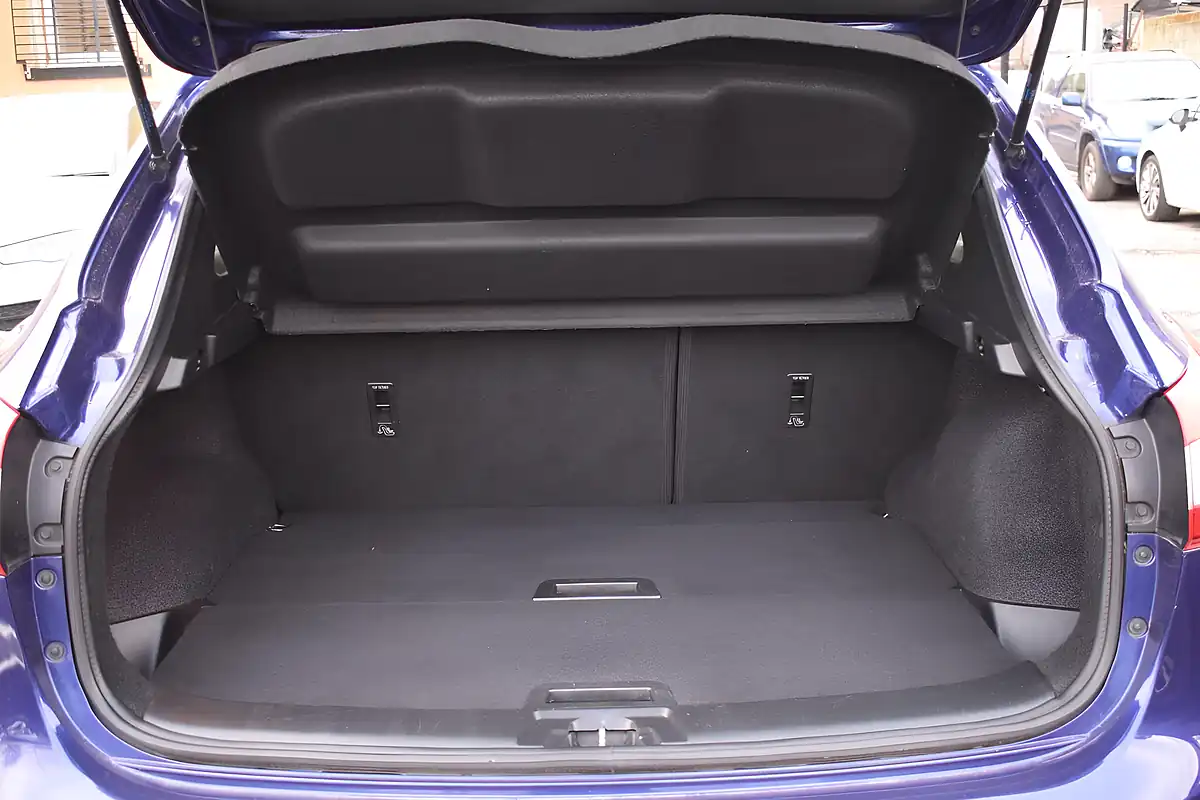 Used 2017 Nissan Qashqai Tekna Blue - Interior and Exterior details 11