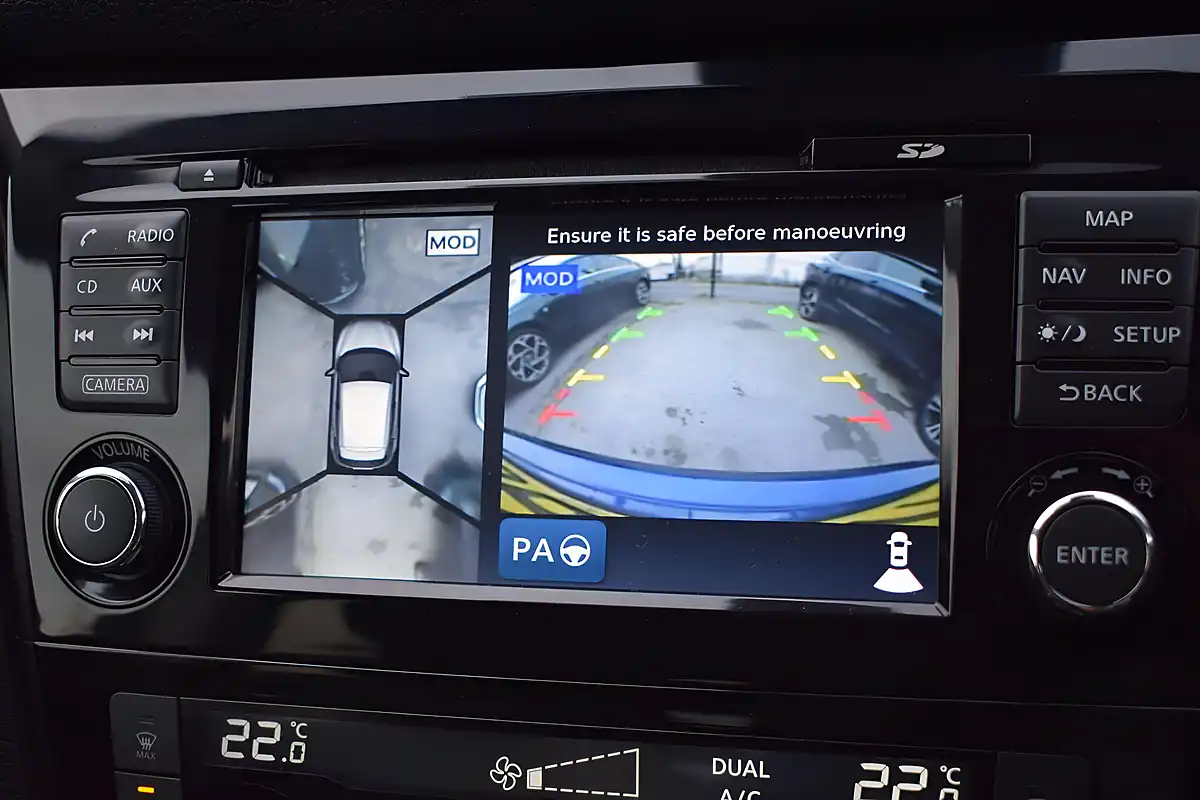 Used 2017 Nissan Qashqai Tekna Blue - Interior and Exterior details 18