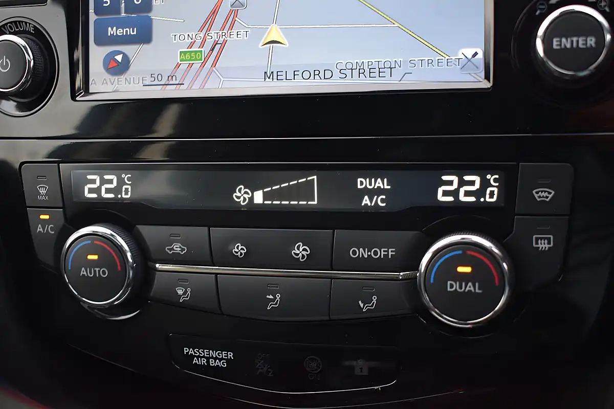 Used 2017 Nissan Qashqai Tekna Blue - Interior and Exterior details 19