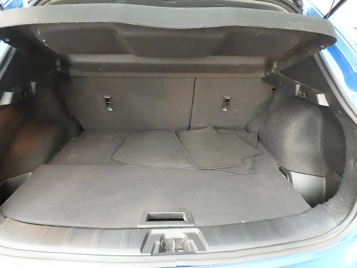 Used 2017 Nissan Qashqai Tekna Blue - Interior and Exterior details 7