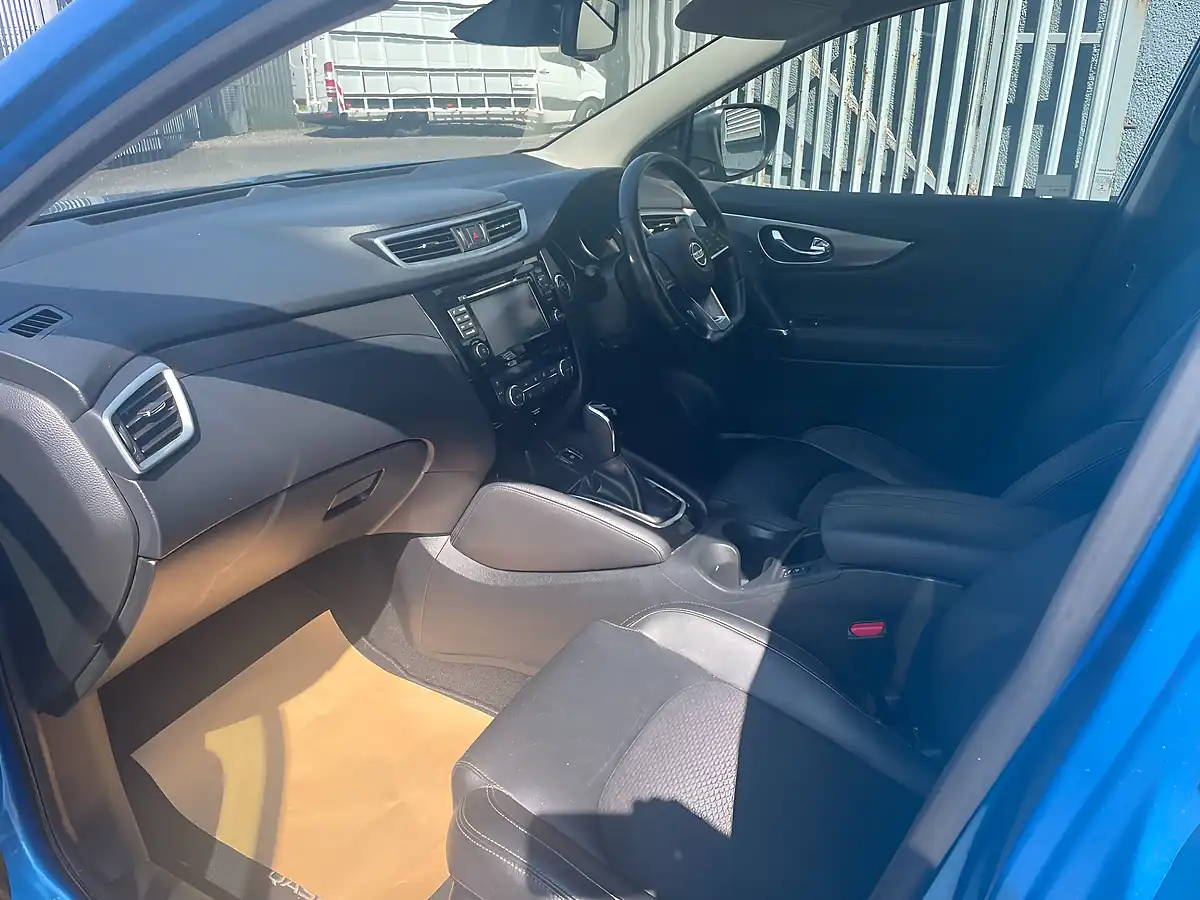 Used 2017 Nissan Qashqai Tekna Blue - Interior and Exterior details 15