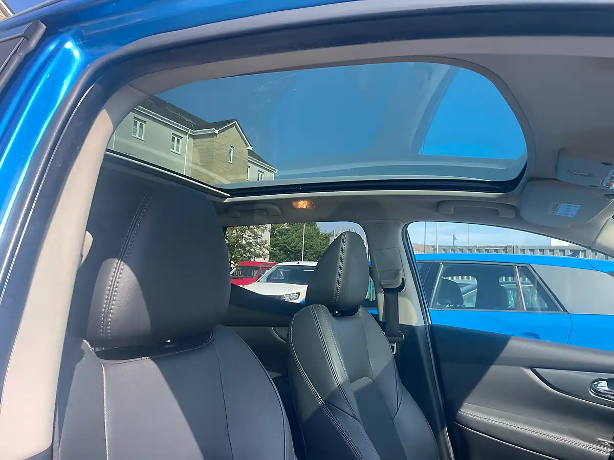 Used 2017 Nissan Qashqai Tekna Blue - Interior and Exterior details 17