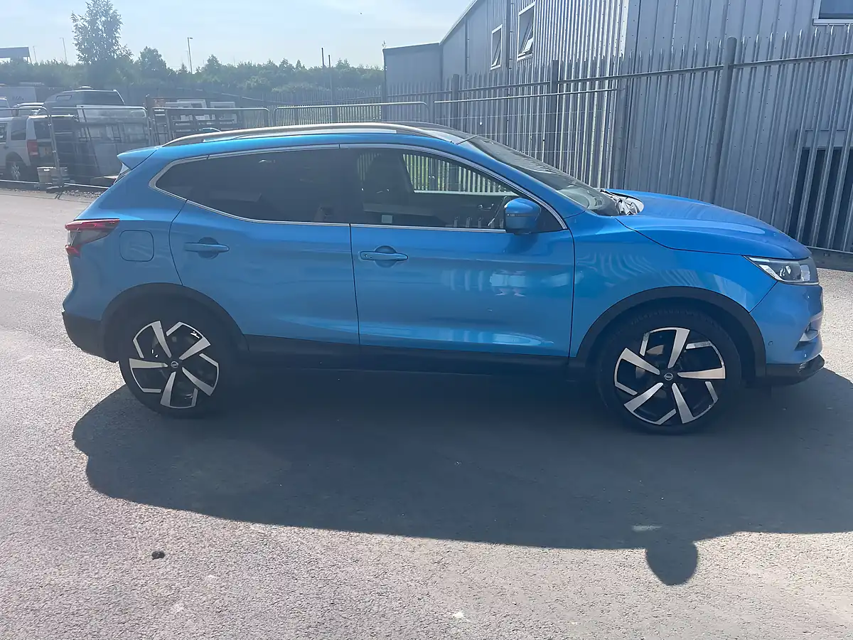 Used 2017 Nissan Qashqai Tekna Blue - Interior and Exterior details 4