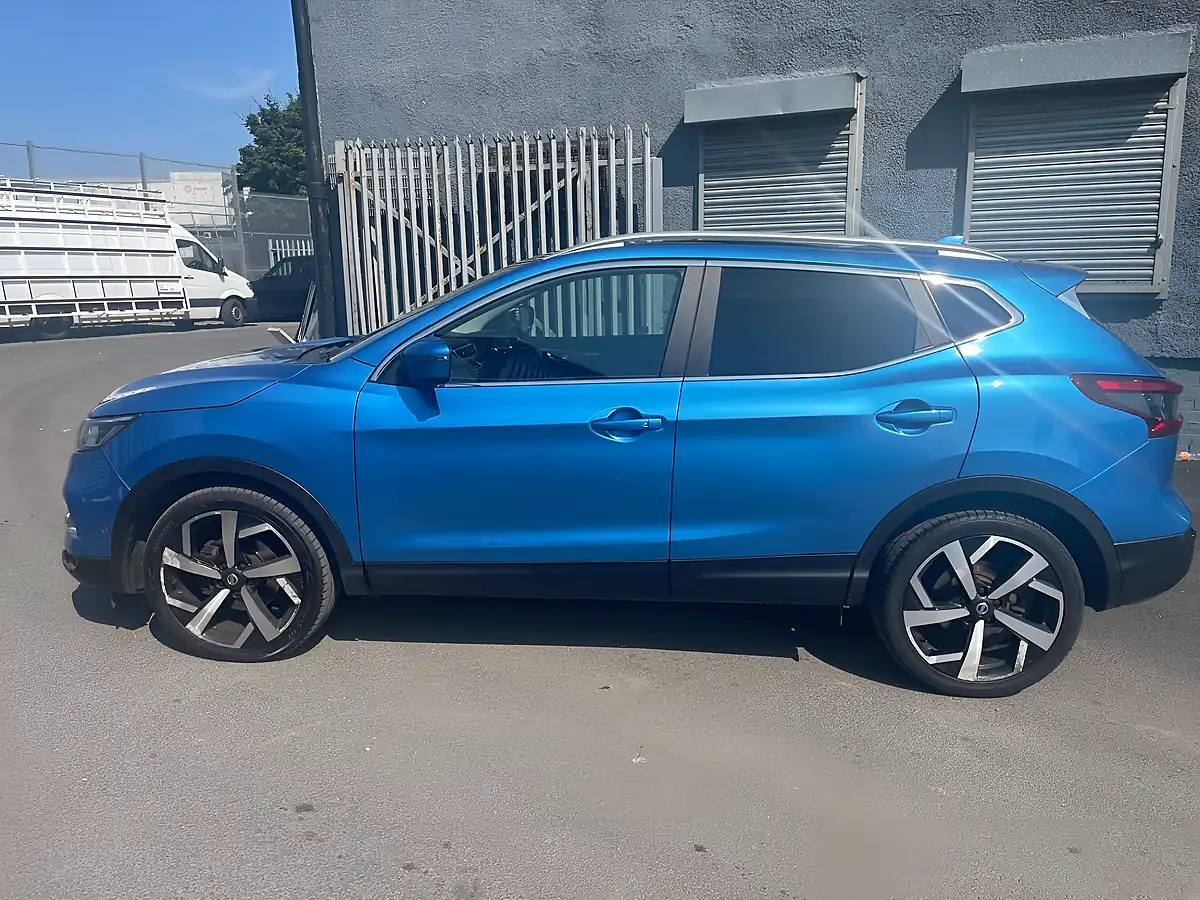 Used 2017 Nissan Qashqai Tekna Blue - Interior and Exterior details 6