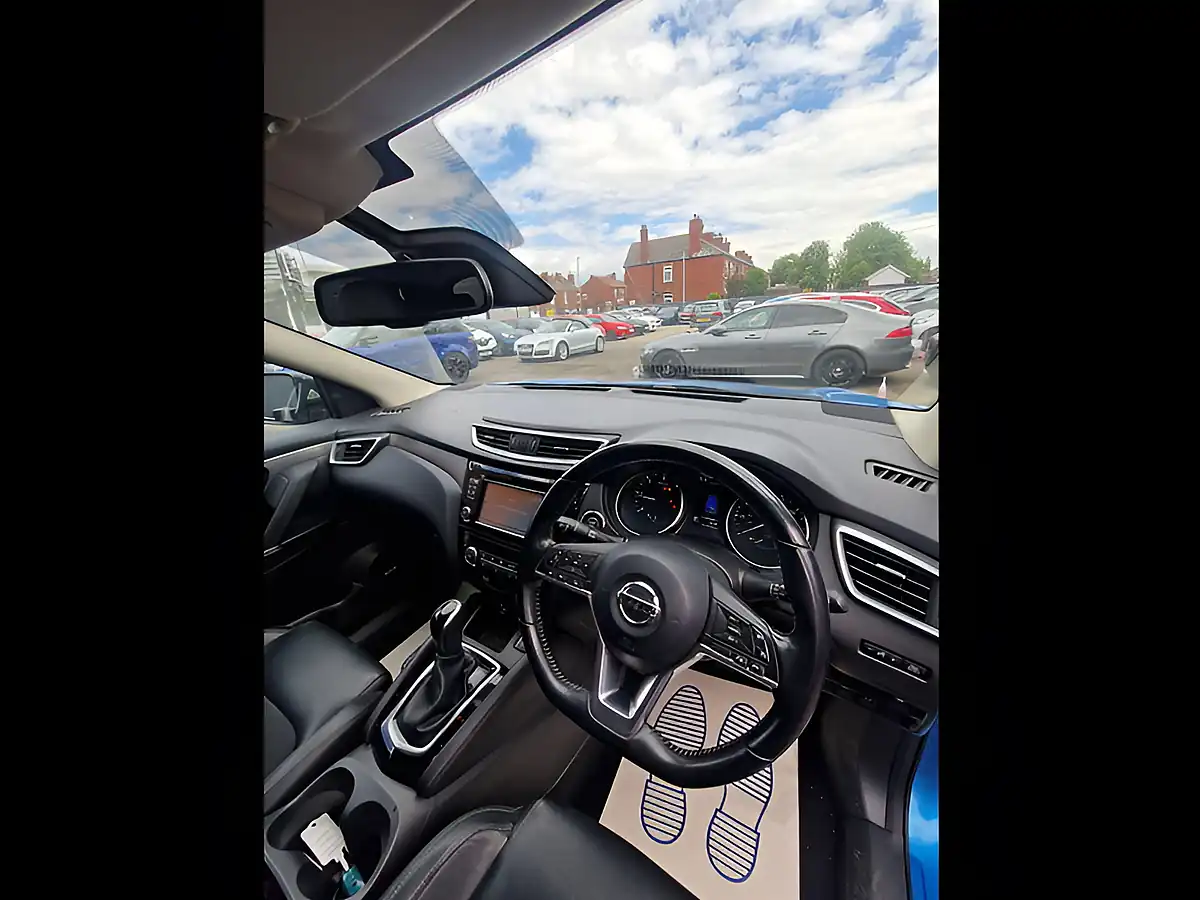 Used 2017 Nissan Qashqai Tekna Blue - Interior and Exterior details 14