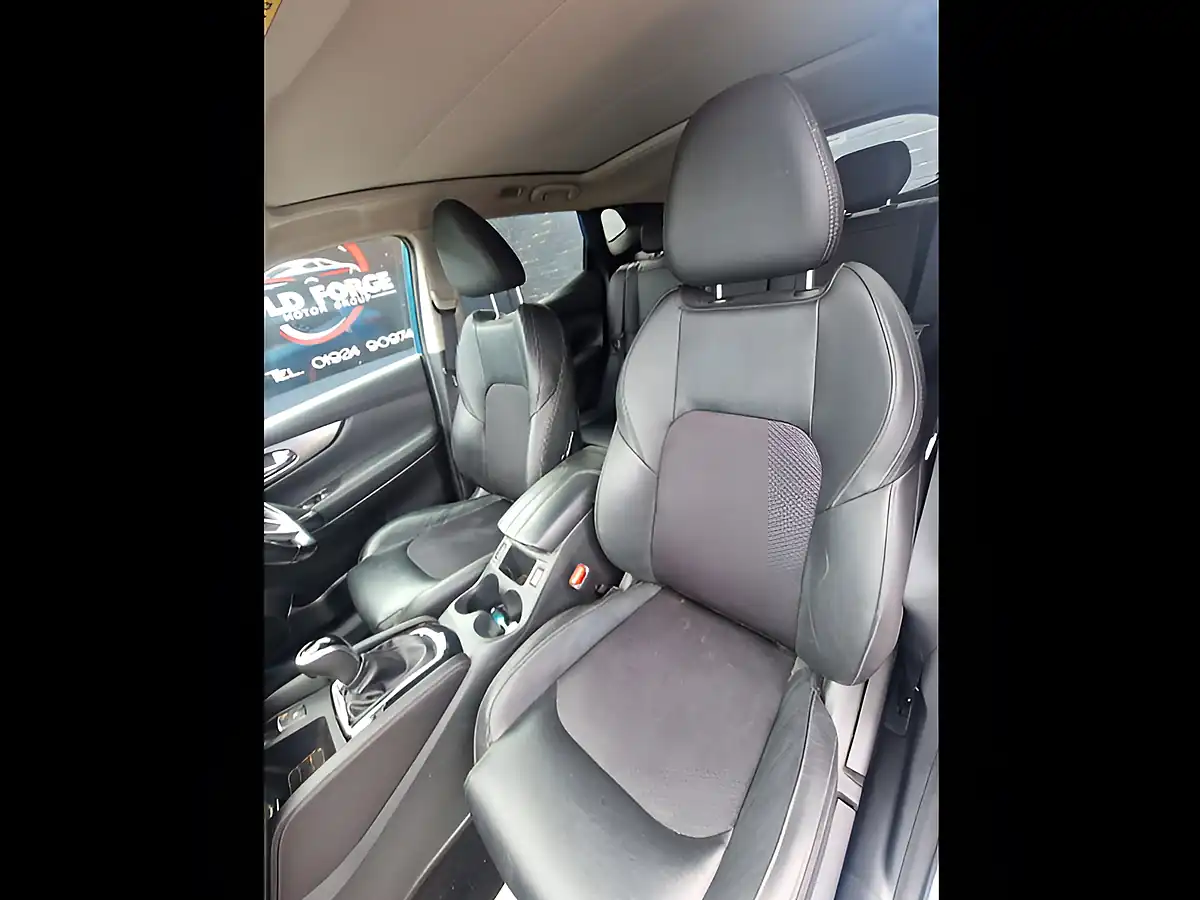Used 2017 Nissan Qashqai Tekna Blue - Interior and Exterior details 16