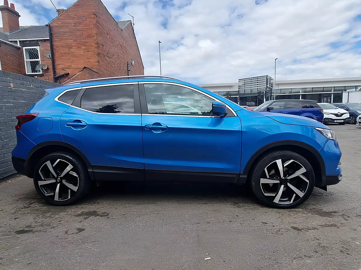 Used 2017 Nissan Qashqai Tekna Blue - Interior and Exterior details 7