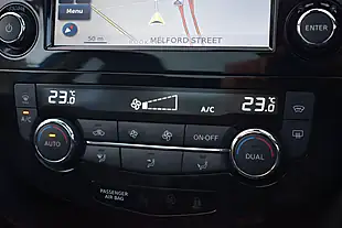 Used 2017 Nissan Qashqai Tekna Blue - Interior and Exterior details 16