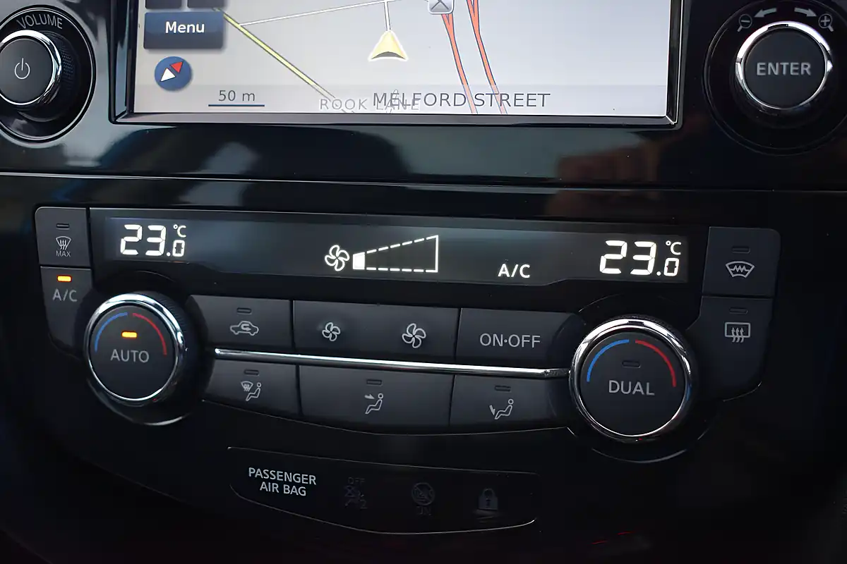 Used 2017 Nissan Qashqai Tekna Blue - Interior and Exterior details 16