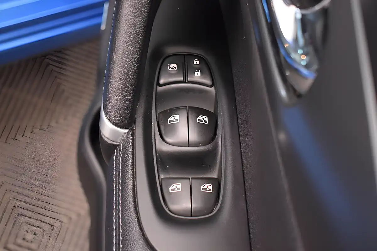 Used 2017 Nissan Qashqai Tekna Blue - Interior and Exterior details 20