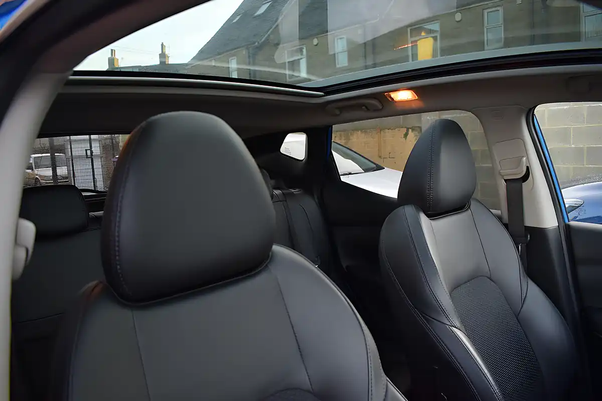 Used 2017 Nissan Qashqai Tekna Blue - Interior and Exterior details 9