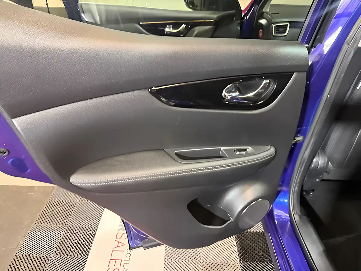 Used 2017 Nissan Qashqai Tekna Blue - Interior and Exterior details 13