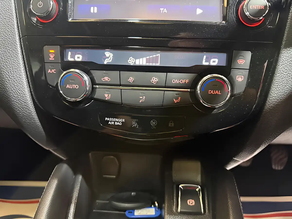 Used 2017 Nissan Qashqai Tekna Blue - Interior and Exterior details 14