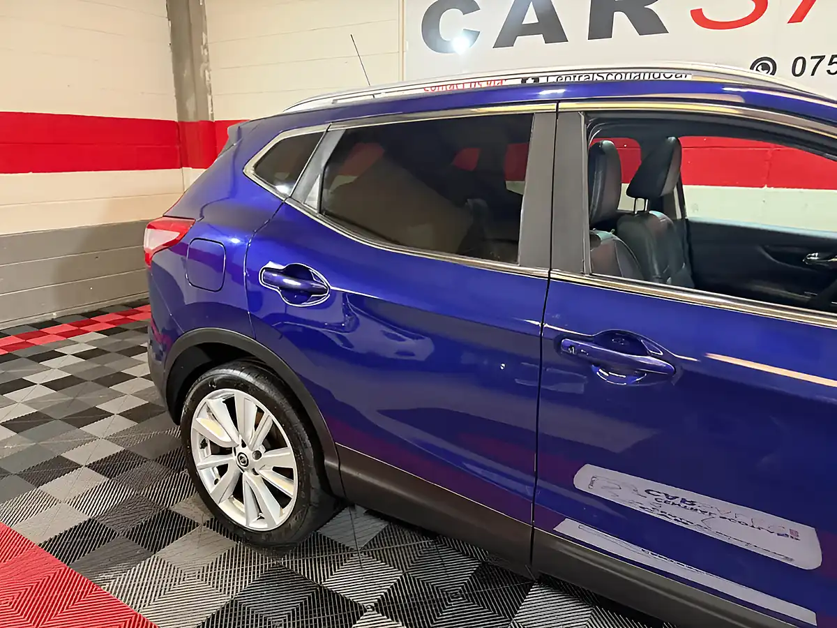 Used 2017 Nissan Qashqai Tekna Blue - Interior and Exterior details 18