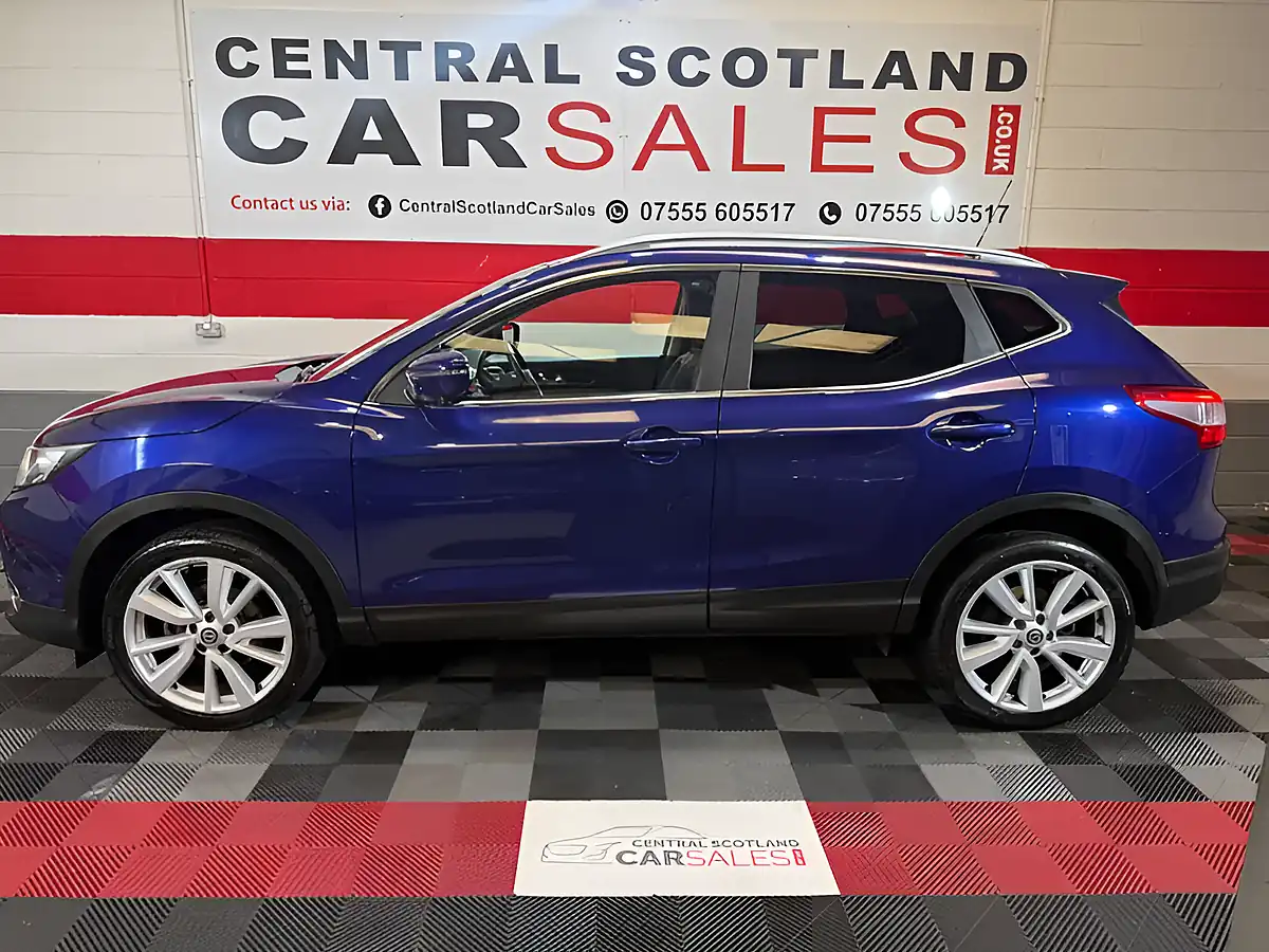 Used 2017 Nissan Qashqai Tekna Blue - Interior and Exterior details 4