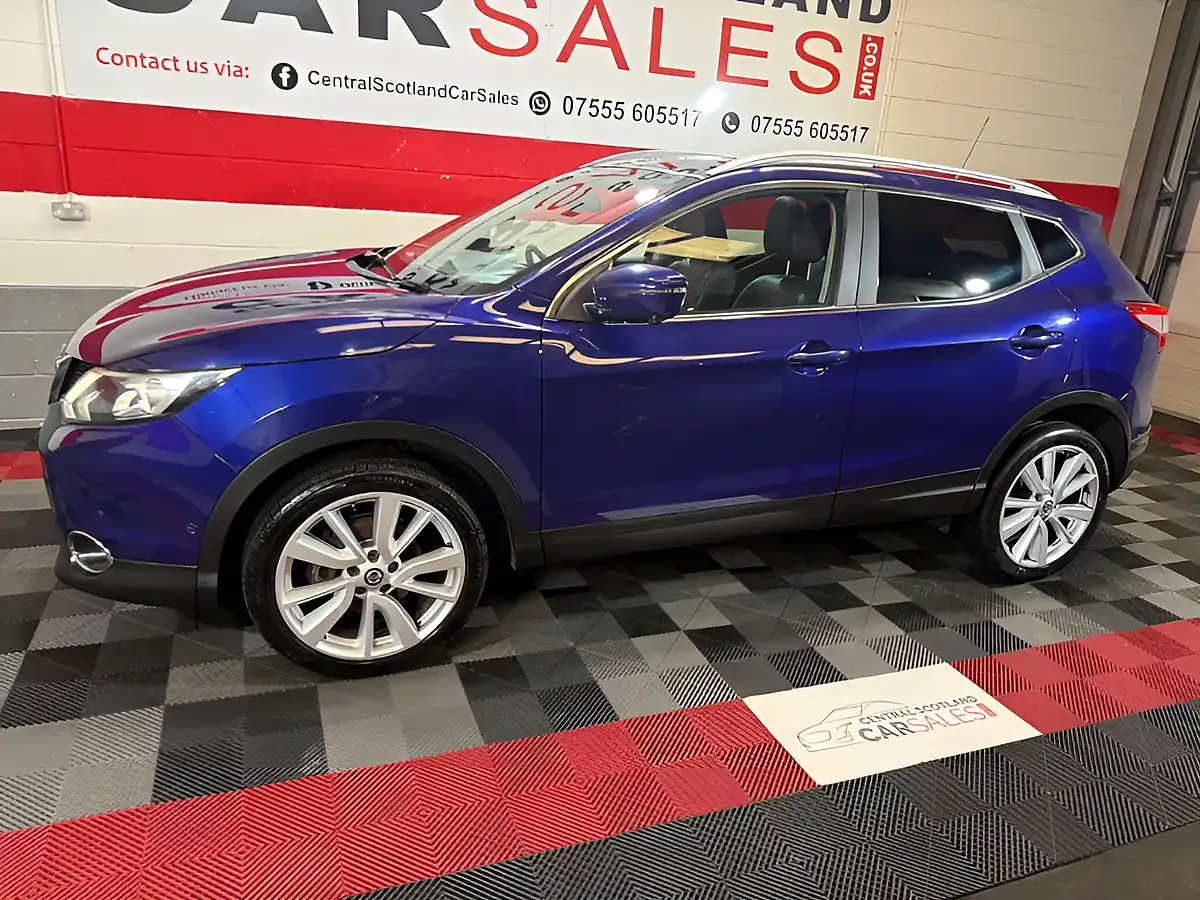 Used 2017 Nissan Qashqai Tekna Blue - Interior and Exterior details 8