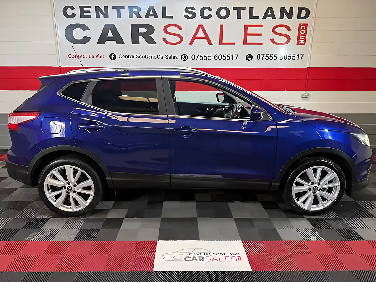 Used 2017 Nissan Qashqai Tekna Blue - Interior and Exterior details 9