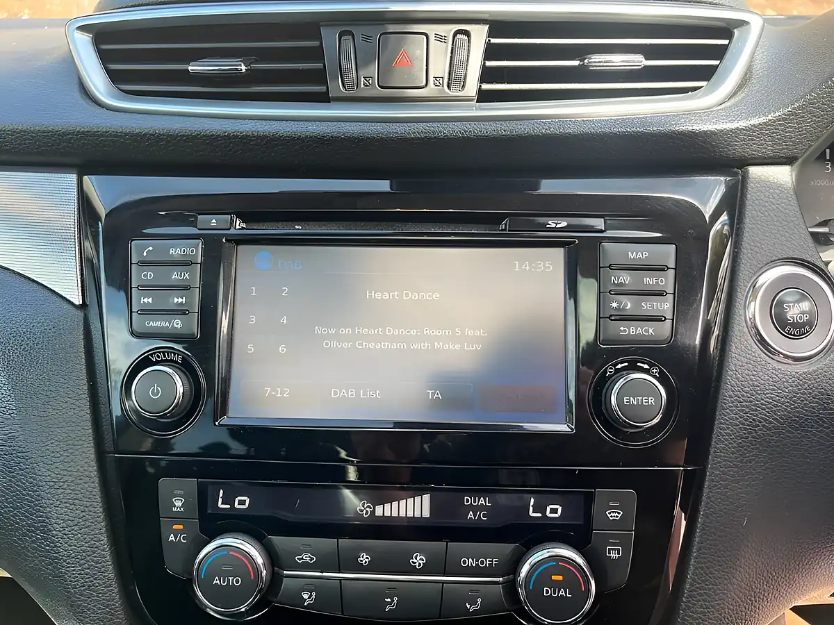 Used 2017 Nissan Qashqai Tekna Blue - Interior and Exterior details 15