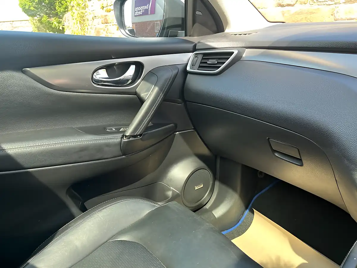 Used 2017 Nissan Qashqai Tekna Blue - Interior and Exterior details 18