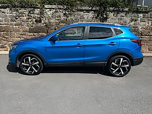 Used 2017 Nissan Qashqai Tekna Blue - Interior and Exterior details 4
