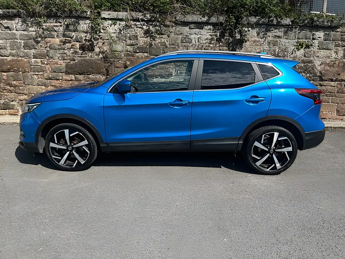 Used 2017 Nissan Qashqai Tekna Blue - Interior and Exterior details 4
