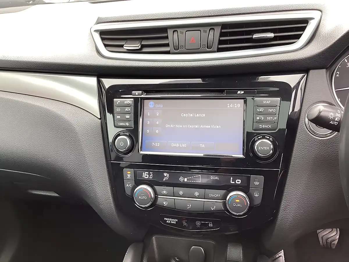 Used 2017 Nissan Qashqai Tekna Blue - Interior and Exterior details 11