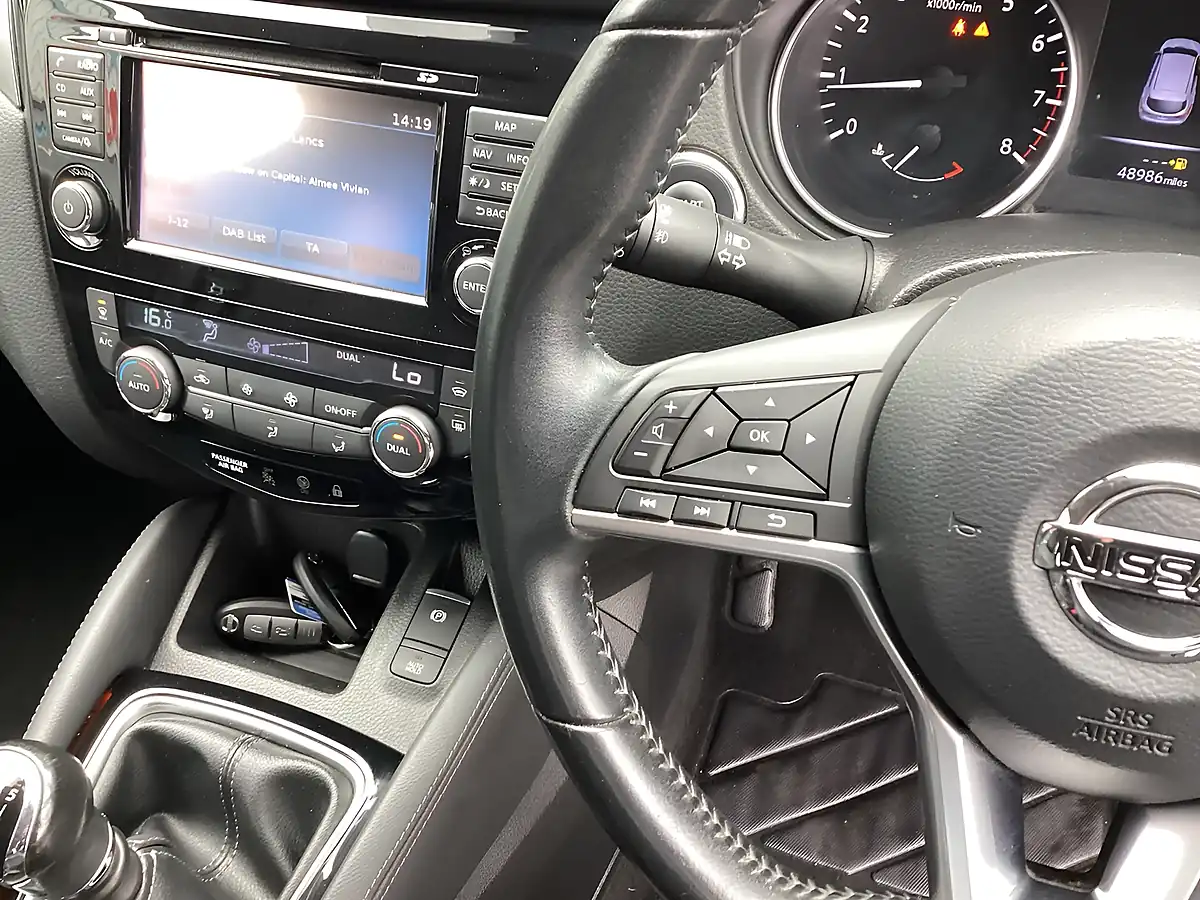 Used 2017 Nissan Qashqai Tekna Blue - Interior and Exterior details 13