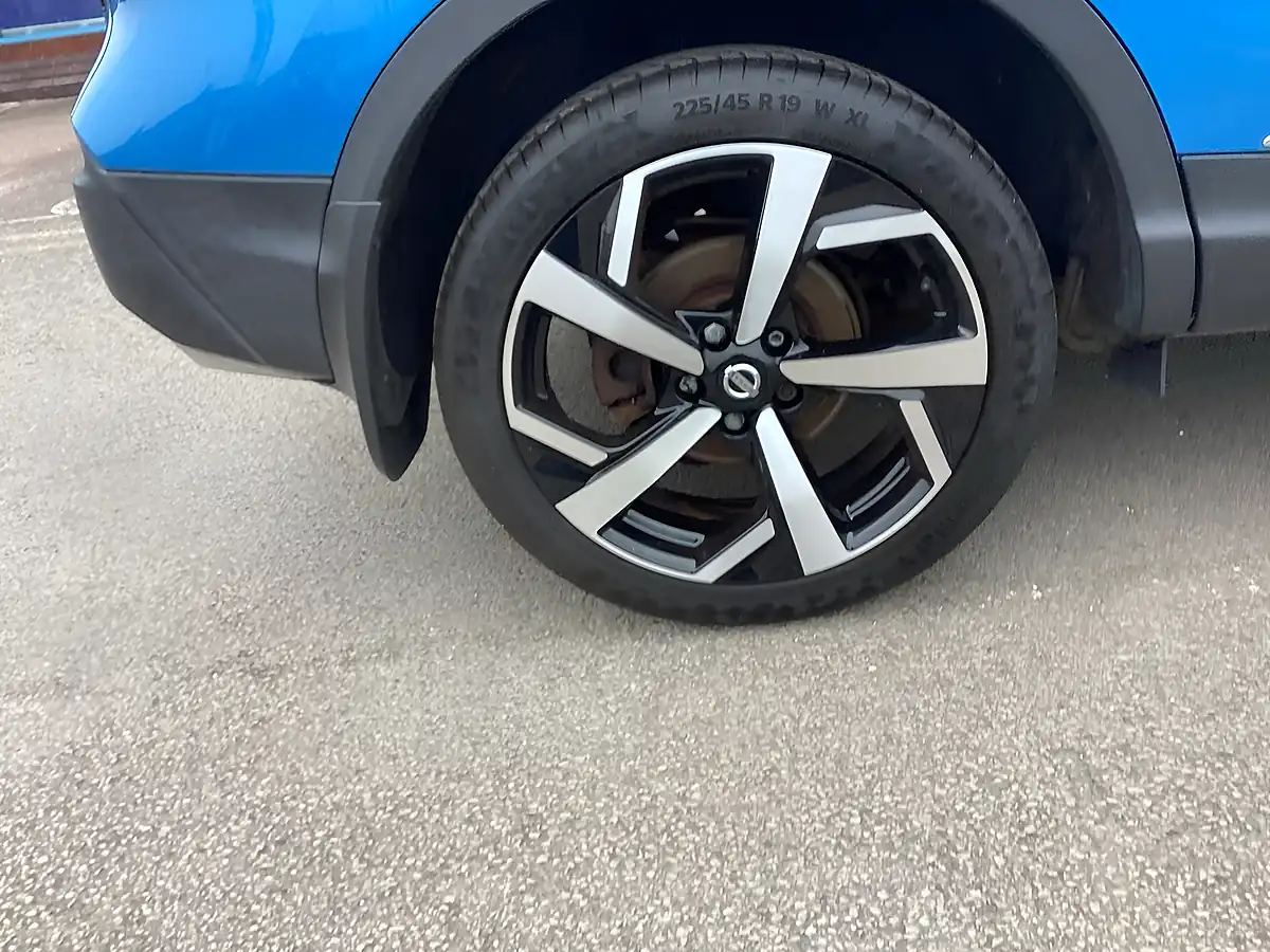 Used 2017 Nissan Qashqai Tekna Blue - Interior and Exterior details 14