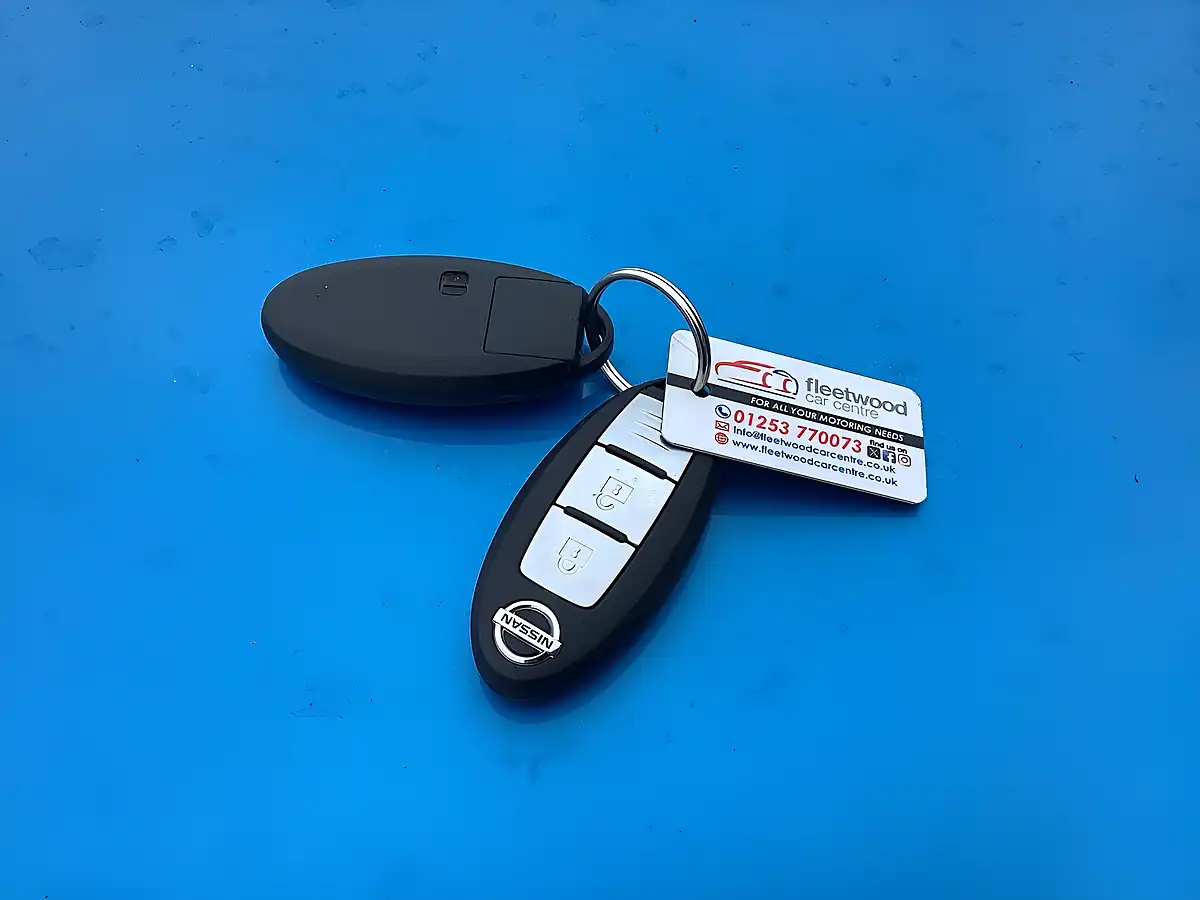 Used 2017 Nissan Qashqai Tekna Blue - Interior and Exterior details 17
