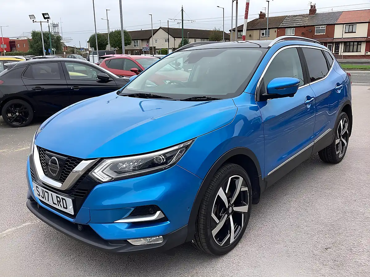 Used 2017 Nissan Qashqai Tekna Blue - Interior and Exterior details 5