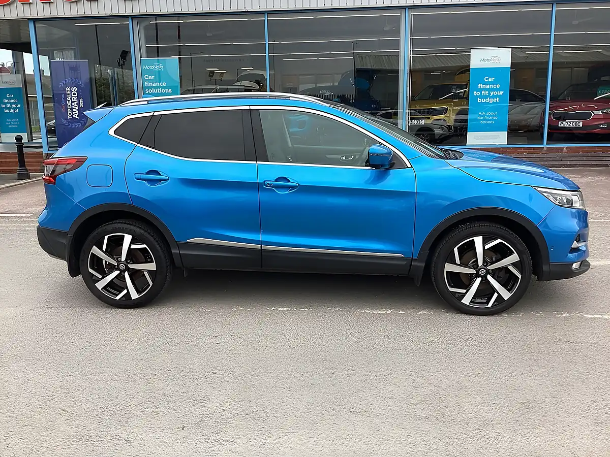 Used 2017 Nissan Qashqai Tekna Blue - Interior and Exterior details 8