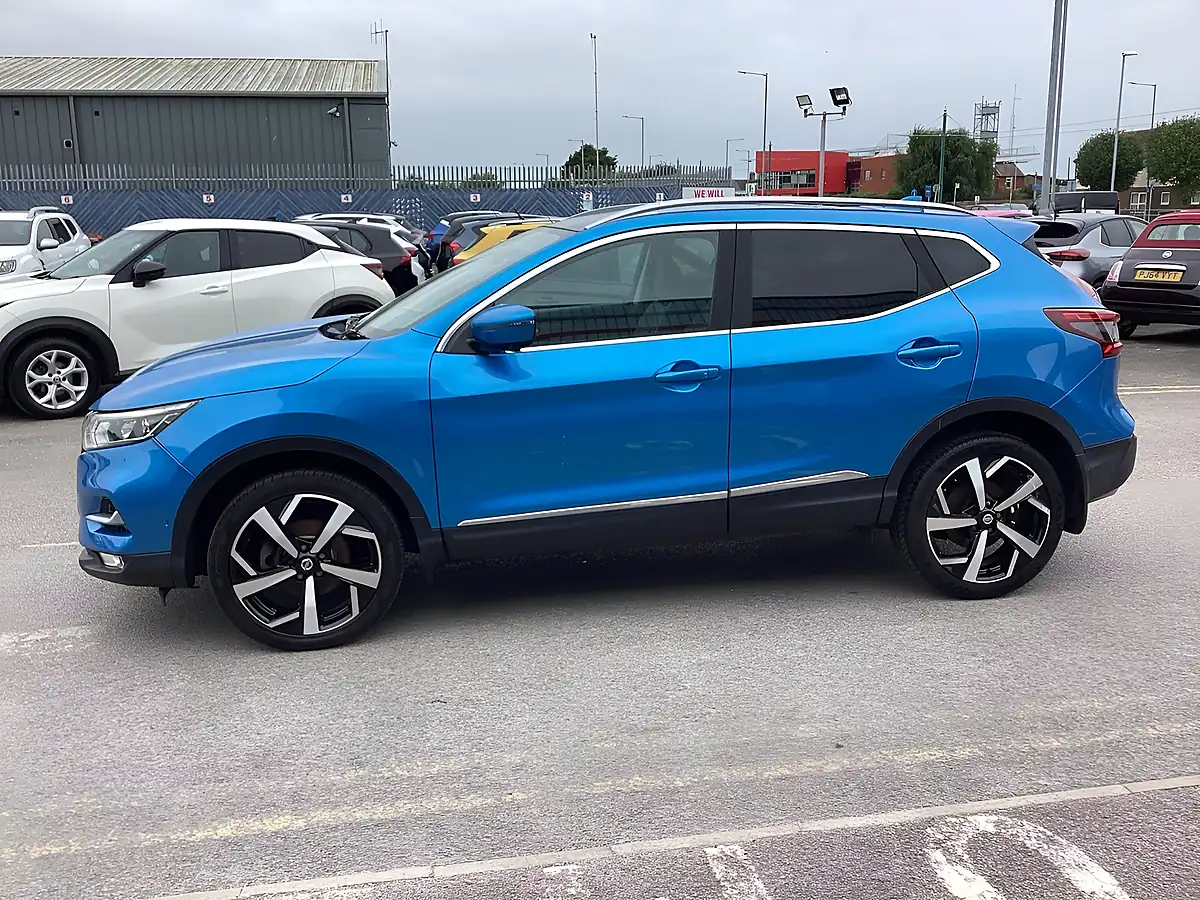 Used 2017 Nissan Qashqai Tekna Blue - Interior and Exterior details 9