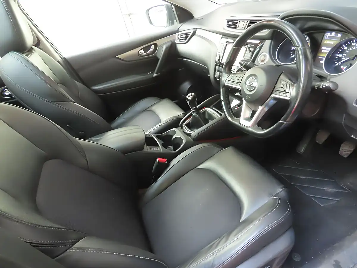 Used 2017 Nissan Qashqai Tekna Blue - Interior and Exterior details 5