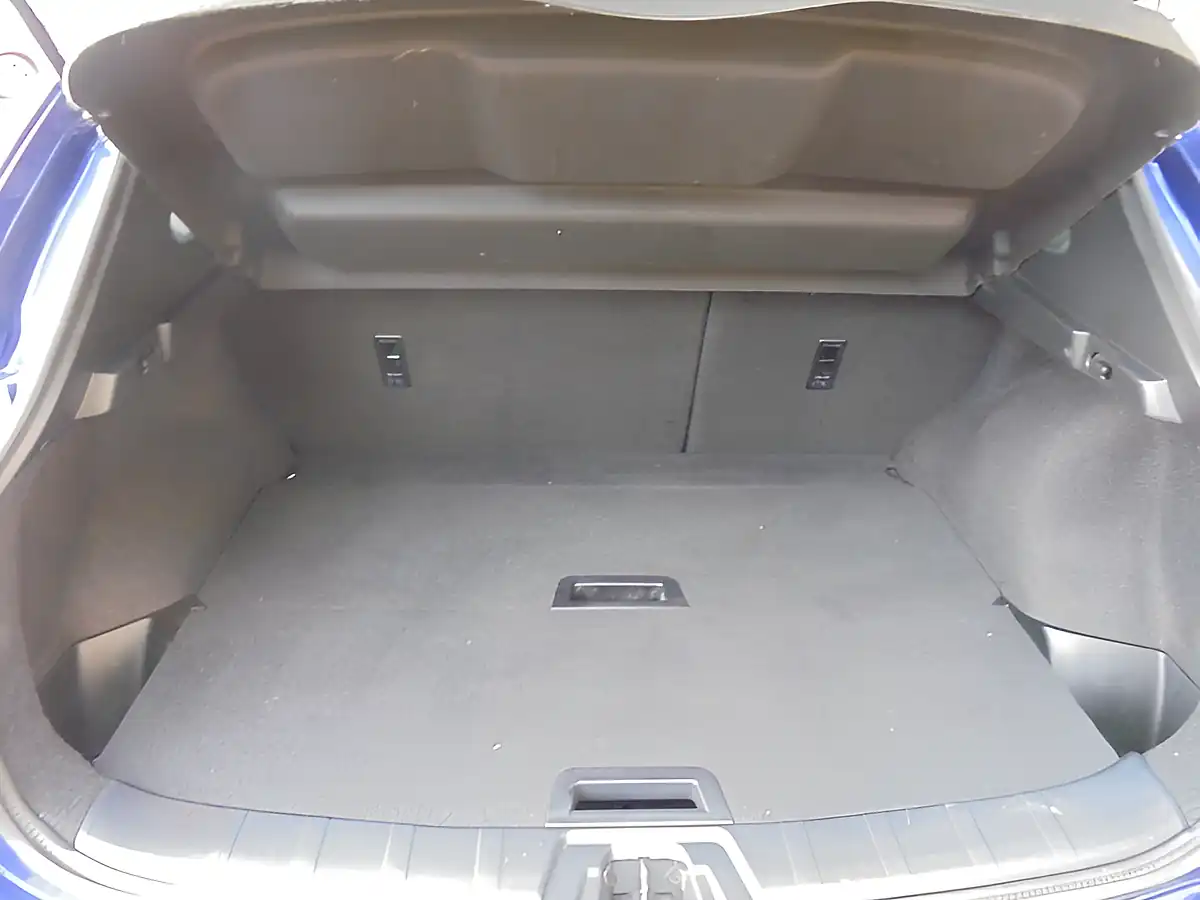 Used 2017 Nissan Qashqai Tekna Blue - Interior and Exterior details 10