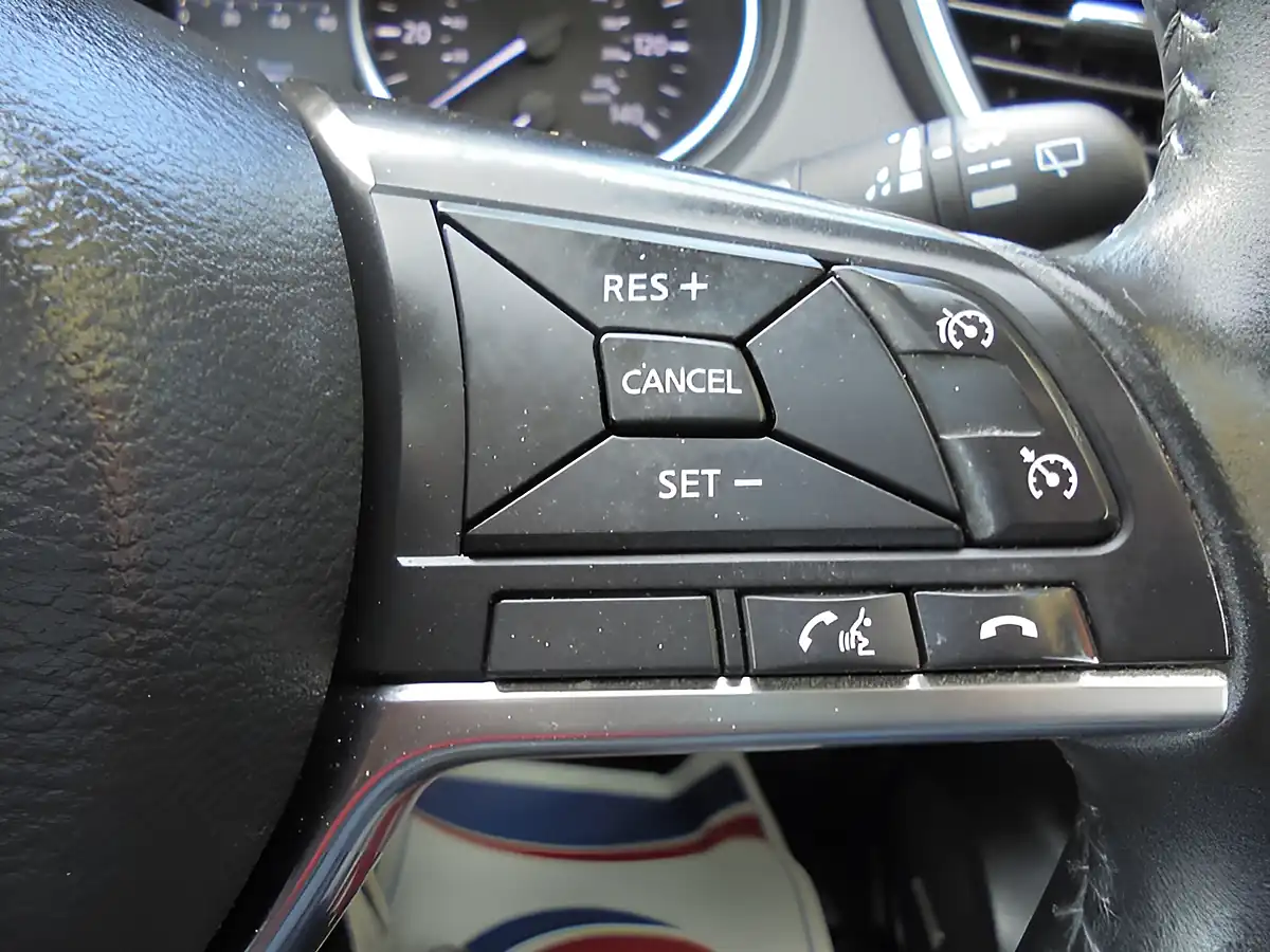 Used 2017 Nissan Qashqai Tekna Blue - Interior and Exterior details 14
