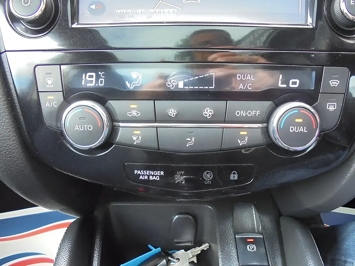 Used 2017 Nissan Qashqai Tekna Blue - Interior and Exterior details 15