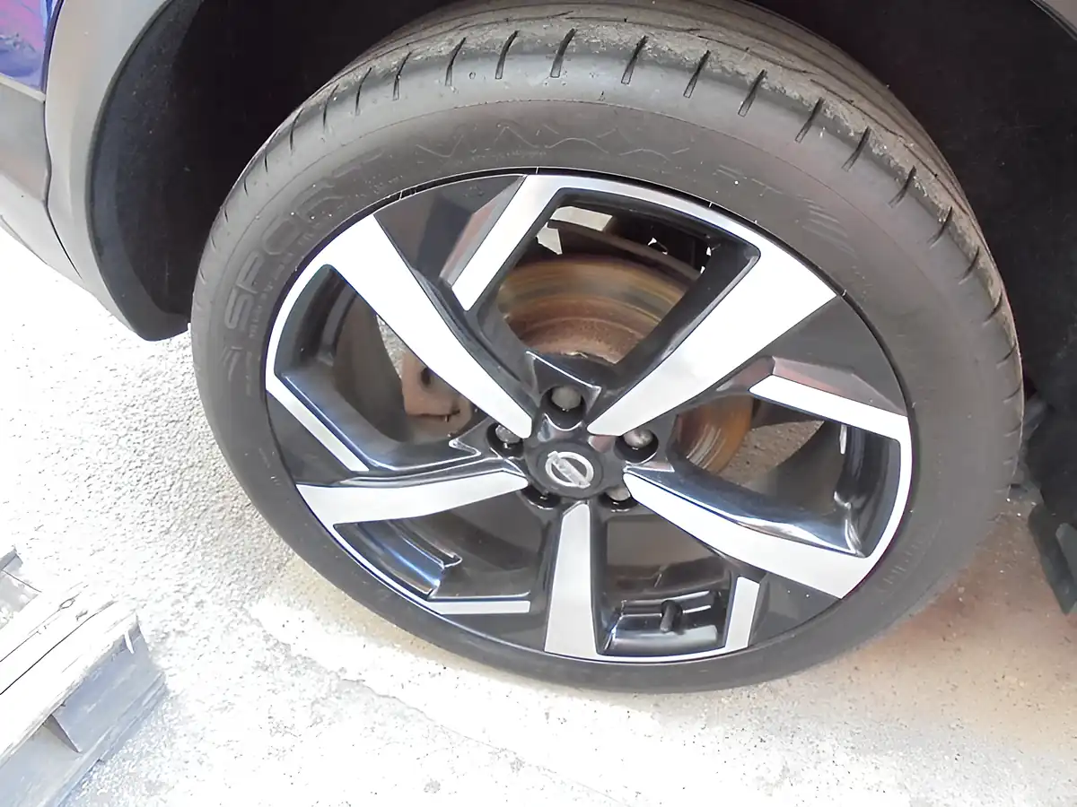 Used 2017 Nissan Qashqai Tekna Blue - Interior and Exterior details 18