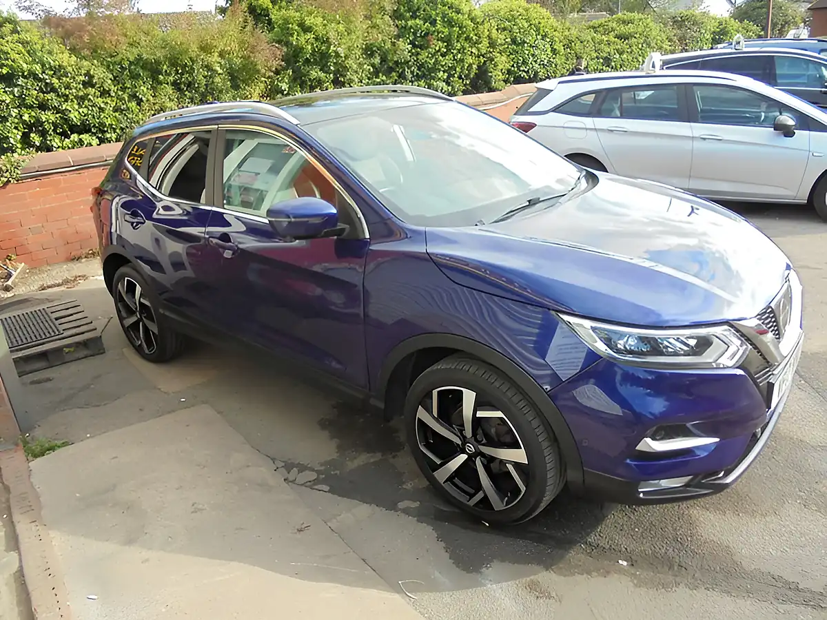 Used 2017 Nissan Qashqai Tekna Blue - Interior and Exterior details 5