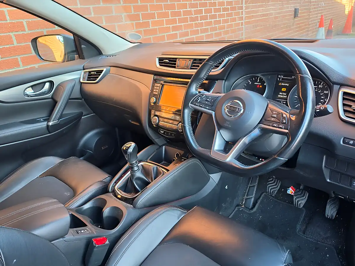 Used 2017 Nissan Qashqai Tekna Blue - Interior and Exterior details 13