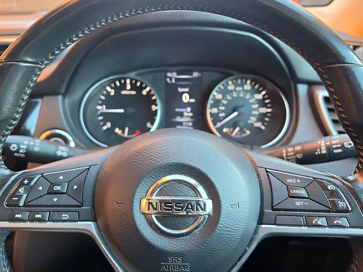 Used 2017 Nissan Qashqai Tekna Blue - Interior and Exterior details 17