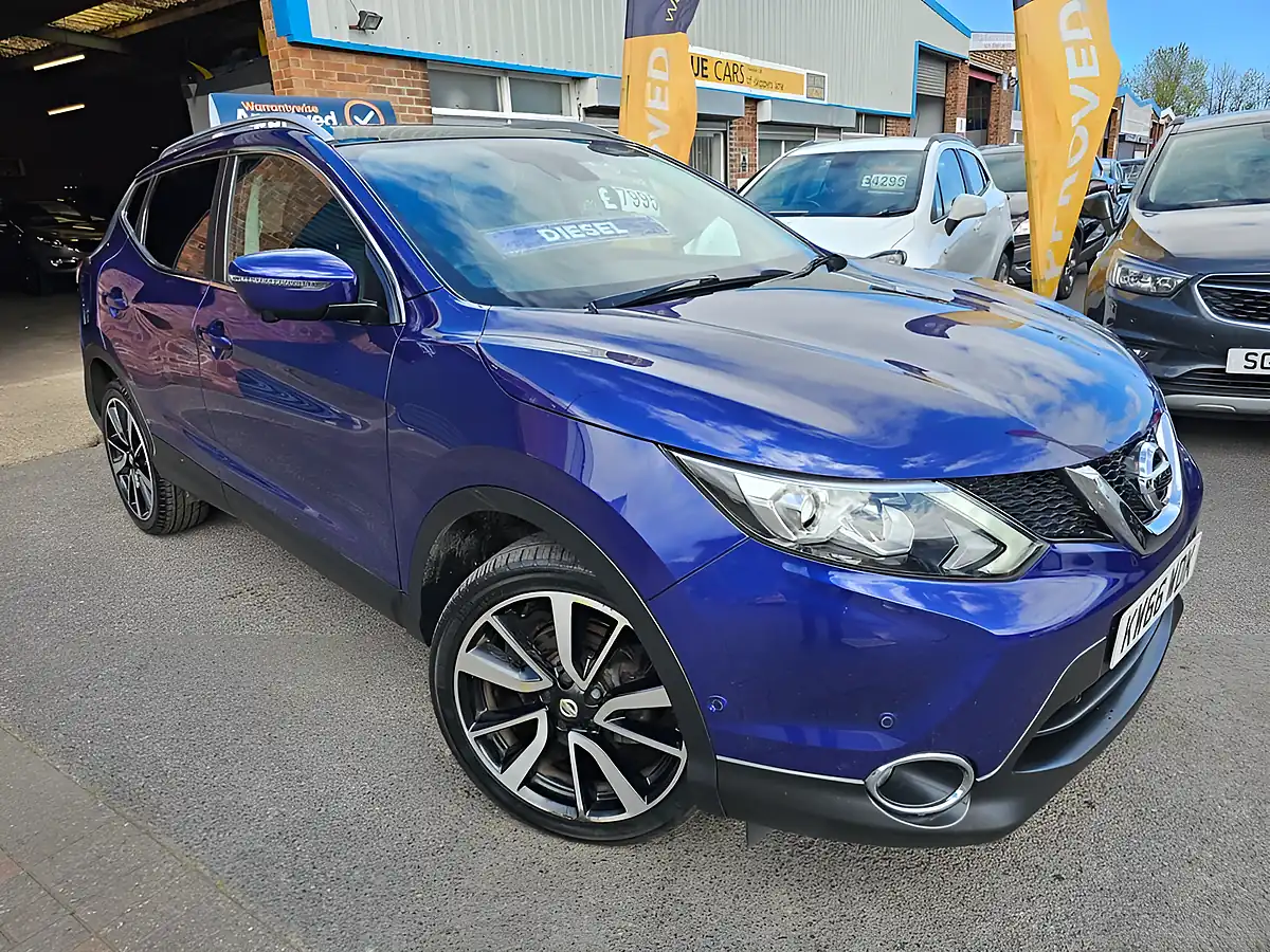 Used 2017 Nissan Qashqai Tekna Blue - Front View