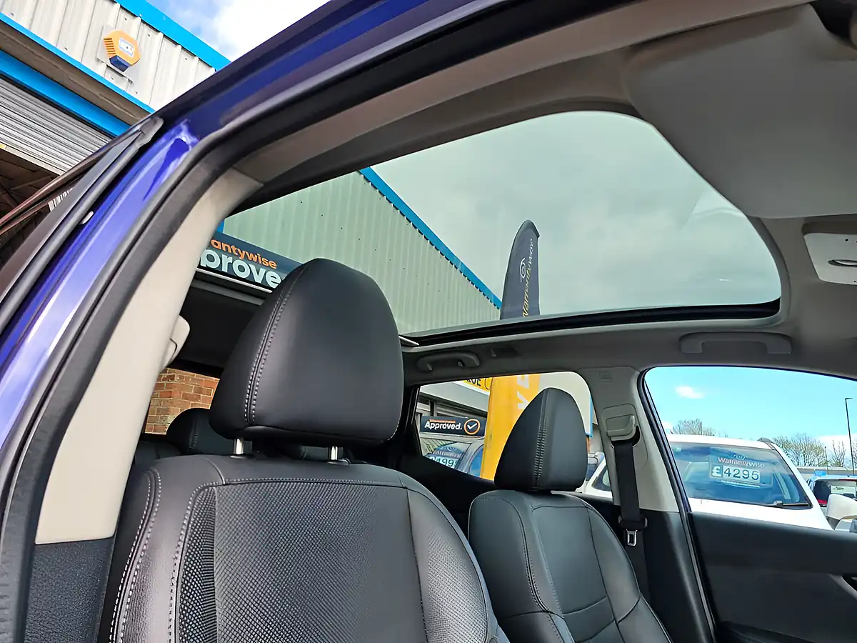 Used 2017 Nissan Qashqai Tekna Blue - Interior and Exterior details 10