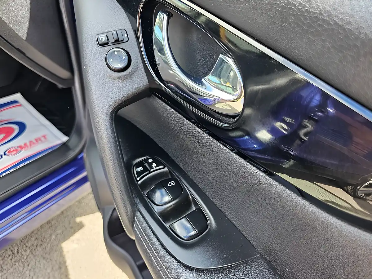Used 2017 Nissan Qashqai Tekna Blue - Interior and Exterior details 19