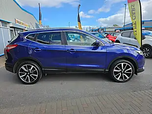Used 2017 Nissan Qashqai Tekna Blue - Interior and Exterior details 5