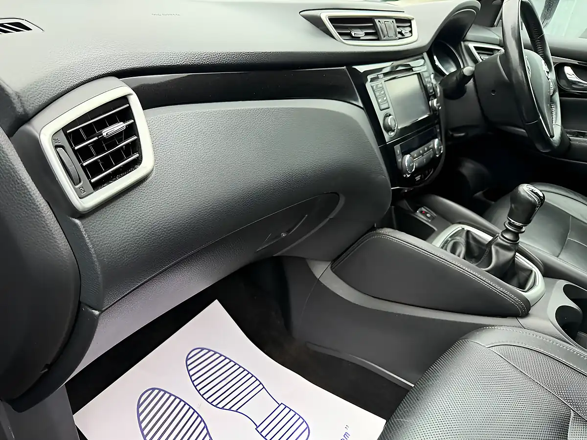 Used 2017 Nissan Qashqai Tekna Bronze - Interior and Exterior details 12